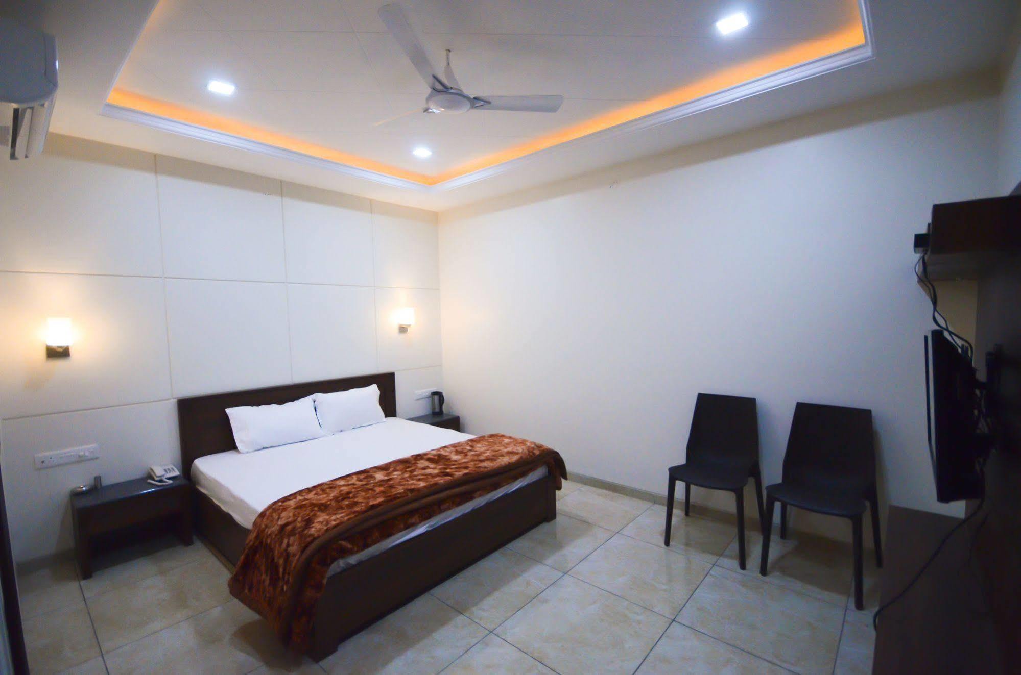 ג'איפור Hotel Sunday Inn מראה חיצוני תמונה